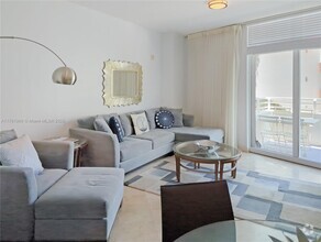 Building Photo - 225 Collins Ave