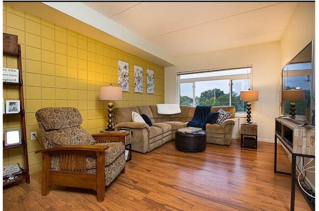 El condominio ha sido recientemente pintado con un gris y blanco natural. - 400 N Richmond St