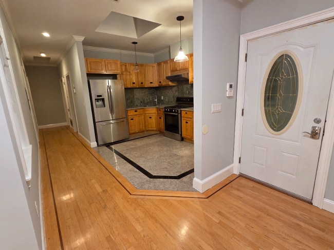 Building Photo - 163 Rae Ave