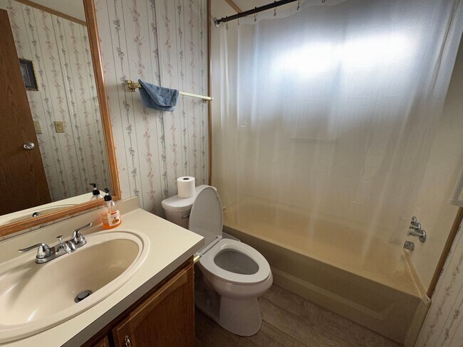 Foto del edificio - Comfortable 2-Bed, 1-Bath Home in Reed Point – RV Park Location