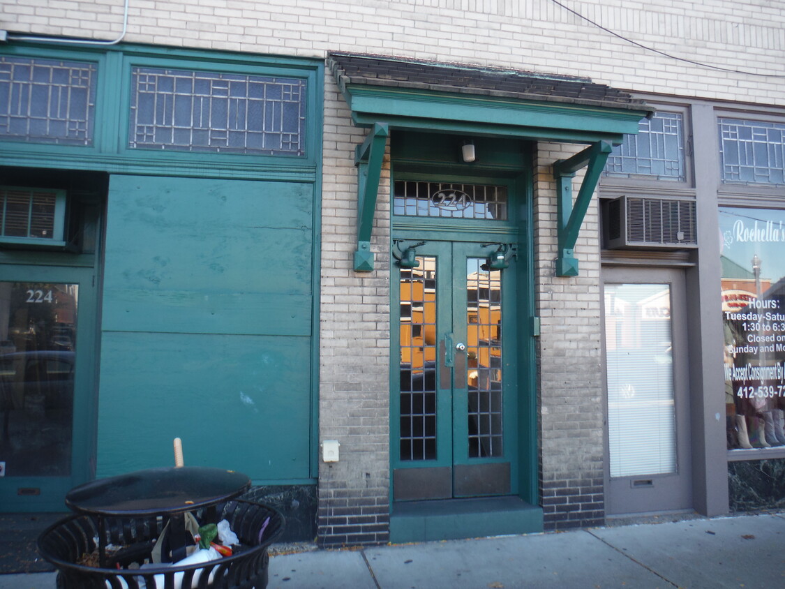 Etrance - 224 S Highland Ave