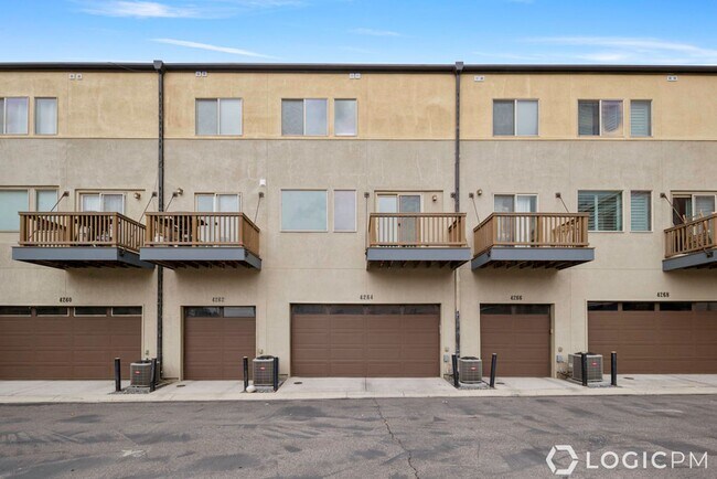 Foto del edificio - Stunning Townhome in Central Murray Location!