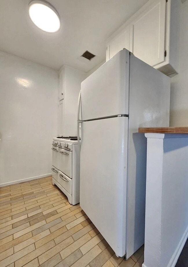 Building Photo - 1940 S Beverly Glen Blvd