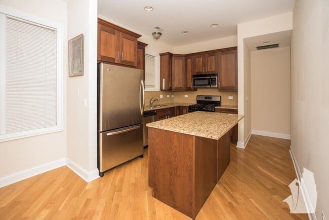 Building Photo - 4 bedroom in Chicago IL 60657