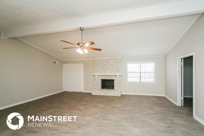 Foto del edificio - 6300 Scarletcrest Ln