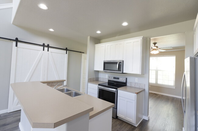 Building Photo - Charming 3-Bedroom Home with Designer Touc...
