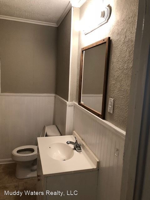 Building Photo - 4 br, 1.5 bath House - 304 Nanney Dr.