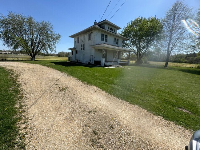 Building Photo - Large house 4 BR with a big yard