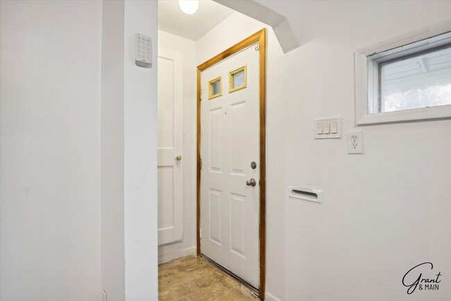 Building Photo - $1350 3 bedroom Eastpointe