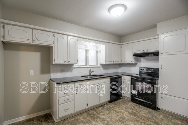 Building Photo - 807 N Piute Ave