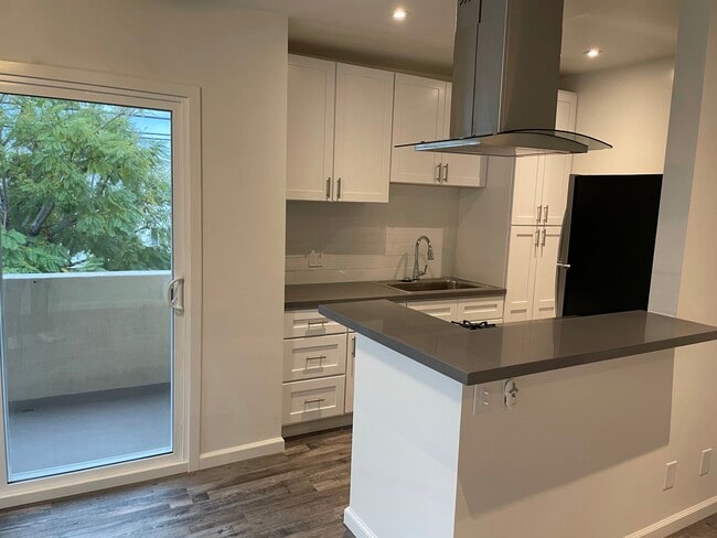 Kitchen/Patio - 4032 Inglewood Blvd