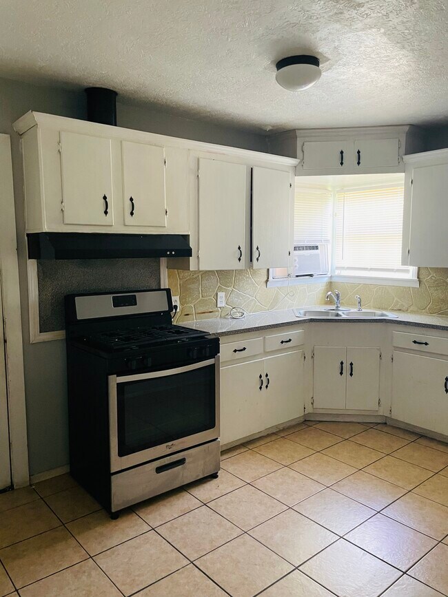 Kitchen - 3905 Russell Dr