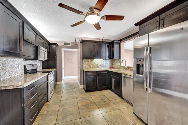 Building Photo - 105 Lake Emerald Dr