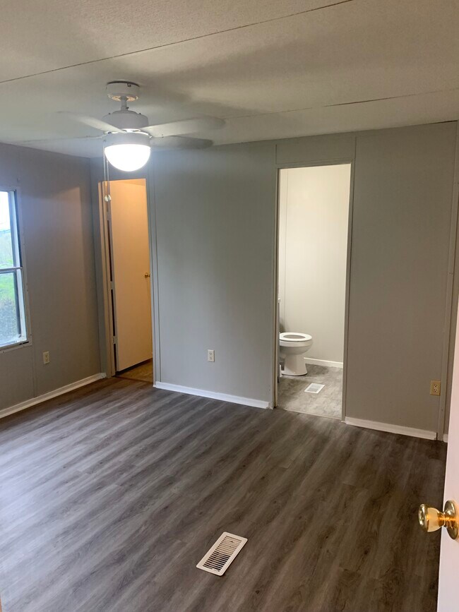 Dormitorio principal con baño completo - 275 Willis Ave