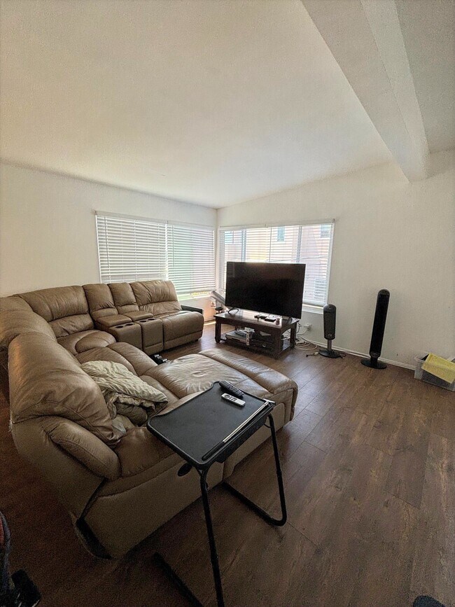 Living Room - 1 - 420 Marine Pl