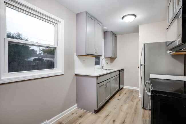 Foto del edificio - Updated Four Bed, 1 Bath!