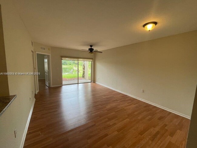 Foto del edificio - 1133 Golden Lakes Blvd