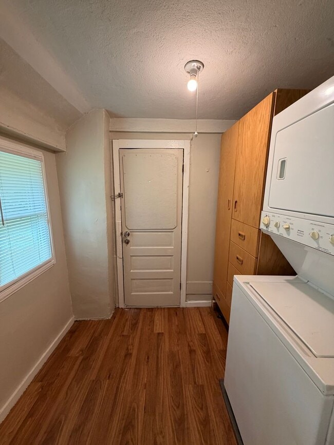 Building Photo - 1B/1BA | Newly Renovated Studio | 1-Car Covered Parking | Gated backyard