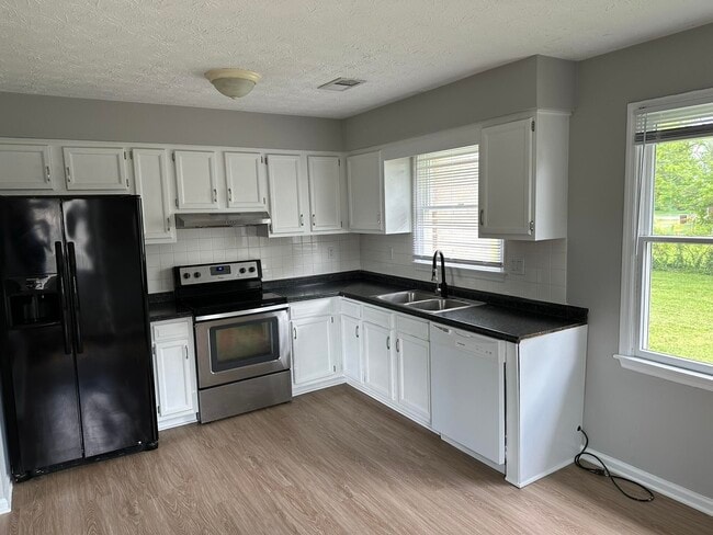Building Photo - 124 Edwards Dr