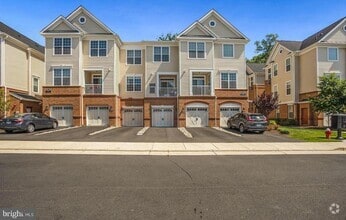 Building Photo - 23235 Milltown Knoll Square