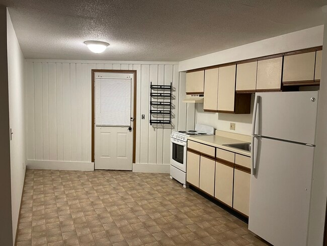 Building Photo - 800 Village Dr