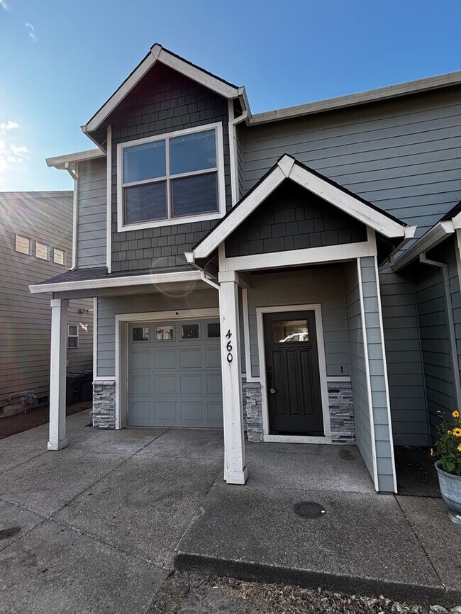 Foto del edificio - Beautiful Home with LVP Flooring, SS Appliances, Garage, W/D, Fenced Yard, LARGE Master & MORE!
