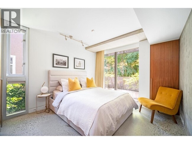 Building Photo - 2386 Cornwall Ave