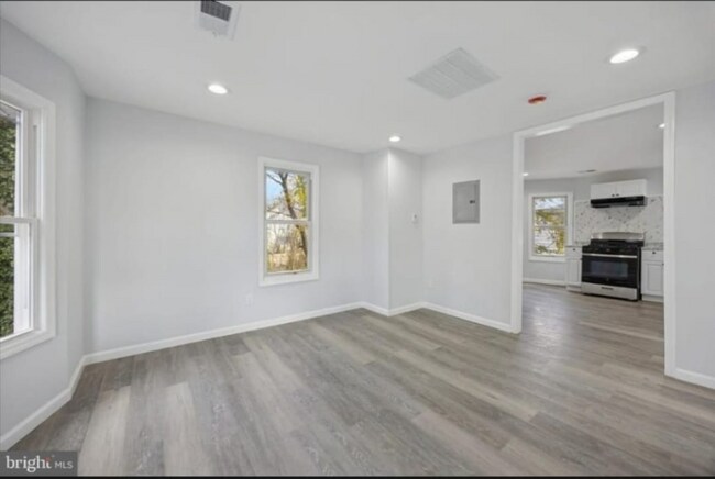 Foto del edificio - 566 Rutherford Ave