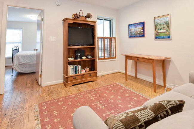 Building Photo - 1127 Independence Ave SE