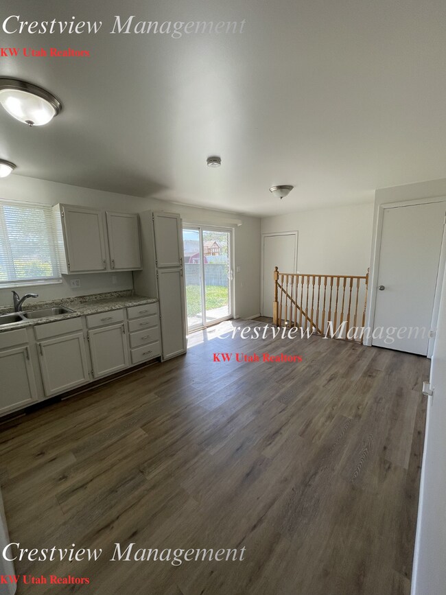Foto del edificio - Charming 4-Bedroom Home in West Valley City – Spacious & Convenient Location- 1st month's rent Free!