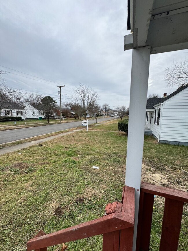Foto del edificio - 3 bed house in Church Hill! Enjoy big yard, great location, hardwoods, central Ac, and laundry!