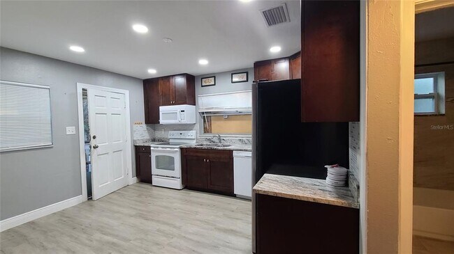 Foto del edificio - 10006 N Jasmine Ave