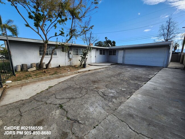 Foto del edificio - Rialto 5 Bedroom Home