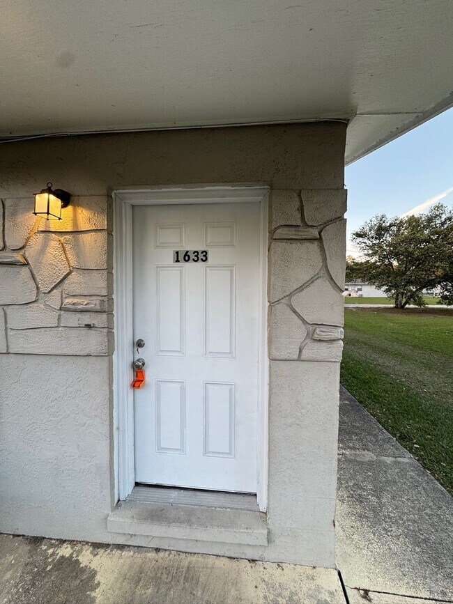 Foto del edificio - 1633 NE 70th St