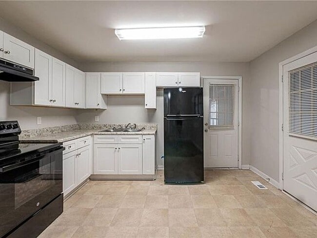 Building Photo - 1410 Willow Dr