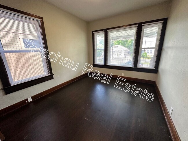 Foto del edificio - Spacious 4 bedroom home