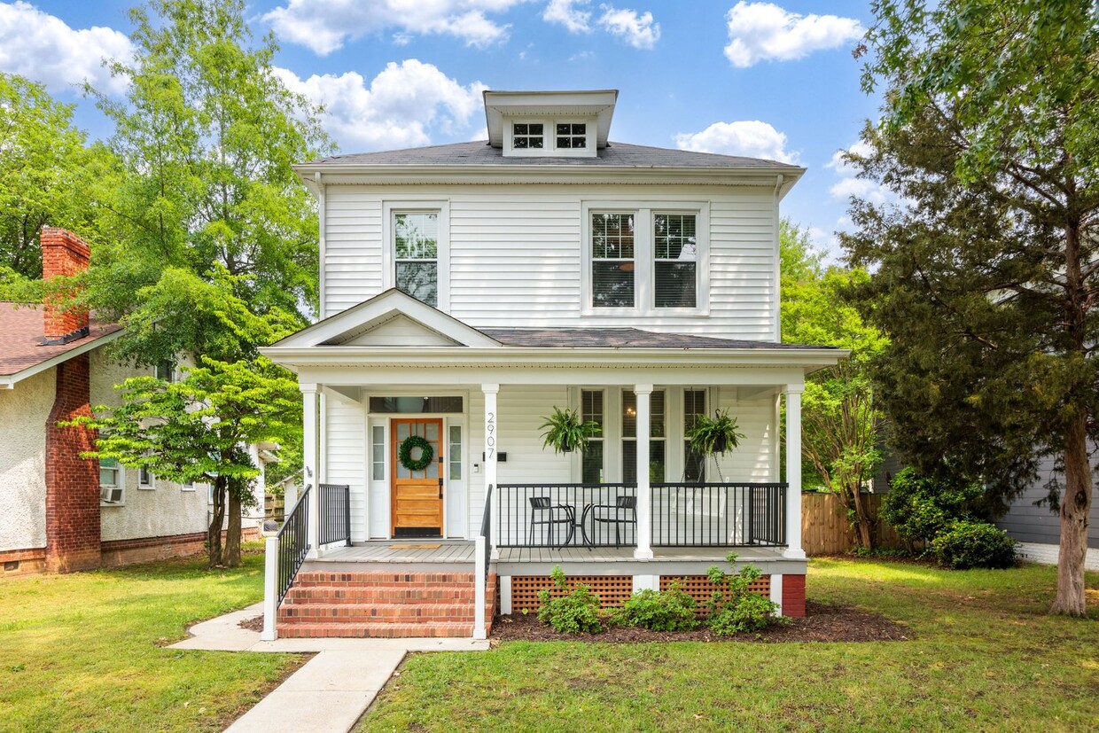 Primary Photo - Gorgeous 3 Bedroom Home Non Montrose Ave!!...