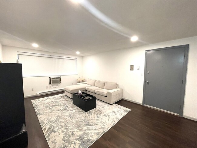 Foto del edificio - 1325 Worcester Rd