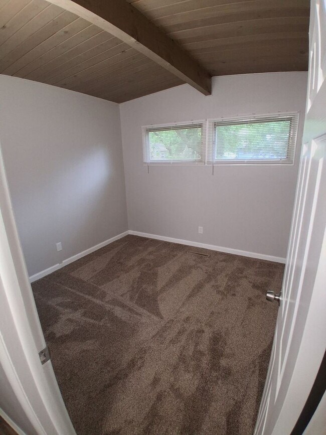 Foto del edificio - Spacious home near school in a quiet neigh...