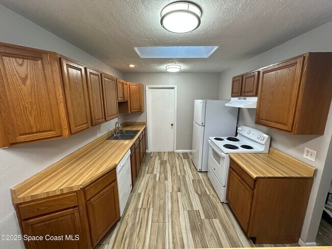 Building Photo - 1300 Ethel Cir NE