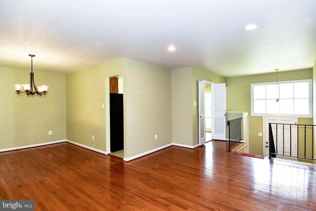Building Photo - 2453 Villanova Dr