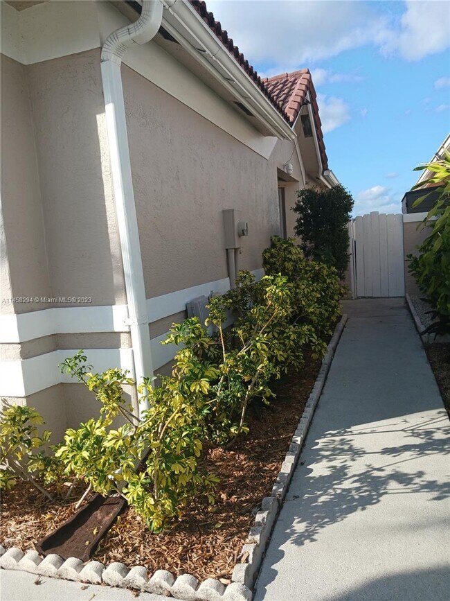Foto del edificio - 5401 NW 184th St