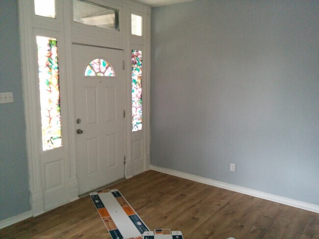 Building Photo - 623 Barbe St