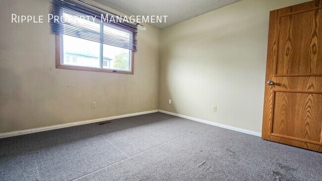 Photo du bâtiment - Modern 3 Beds, 1.5 Baths Main Floor/ Upper | No Pets Allowed