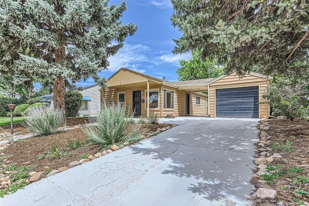 Primary Photo - Beautiful 2 Bedroom 1 Bath With Bonus Room...