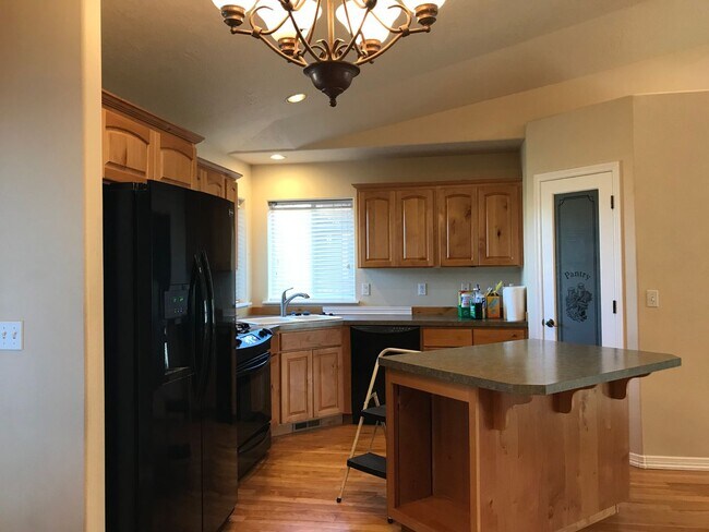 Foto del edificio - Single level home in Redmond with oversized garage and large yard!