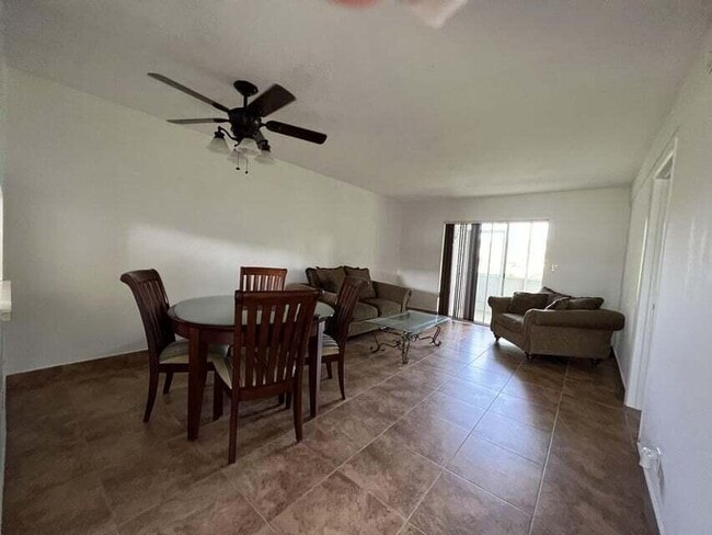 Building Photo - 2606 Garden Dr S