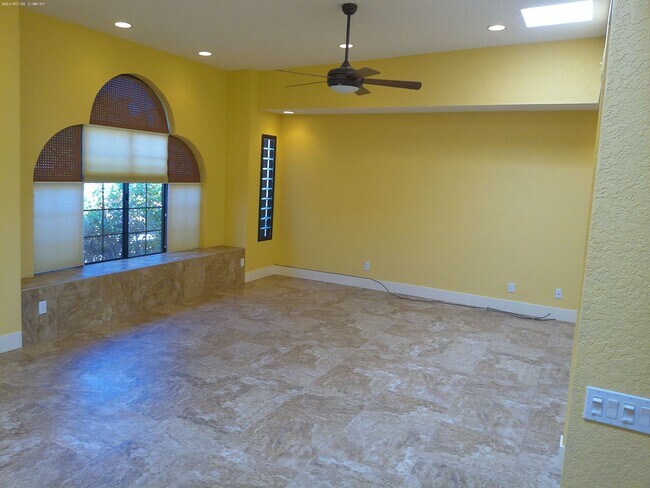 Foto del edificio - Charming Golf Course Condo for Rent – Residential Estates
