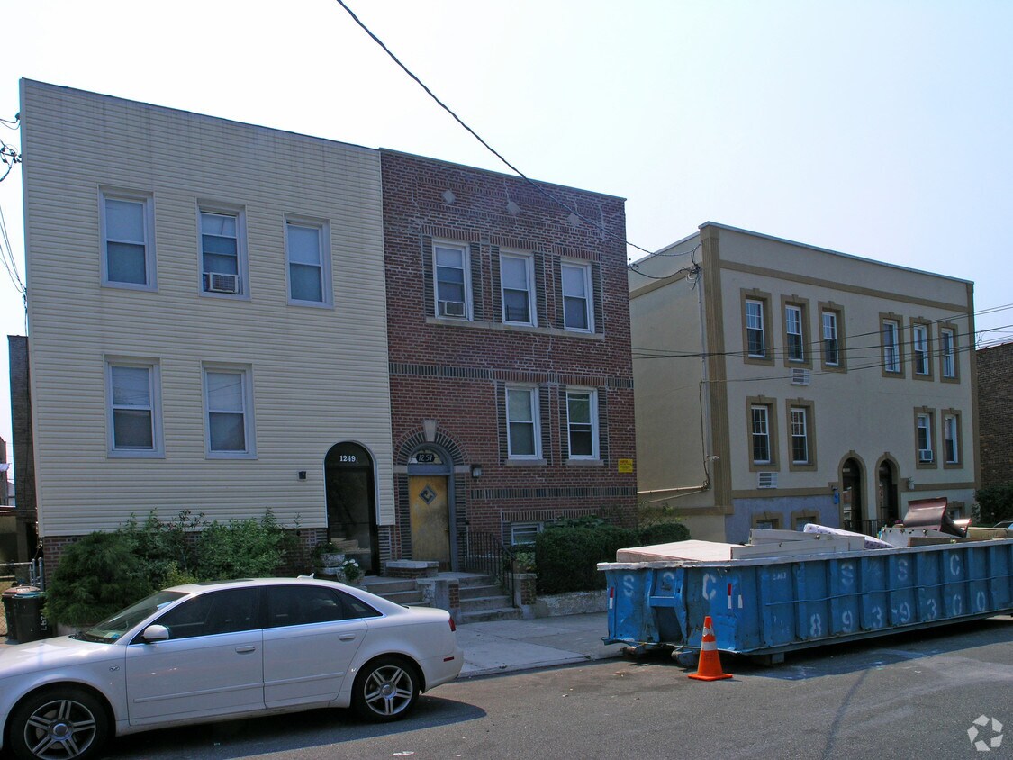 Foto principal - 1251 Bradford Ave