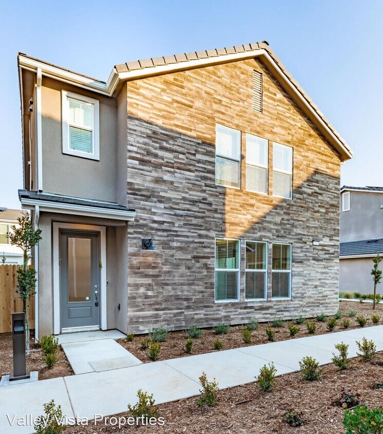 Foto principal - 4 br, 2.5 bath House - 2727 E Teaberry Drive